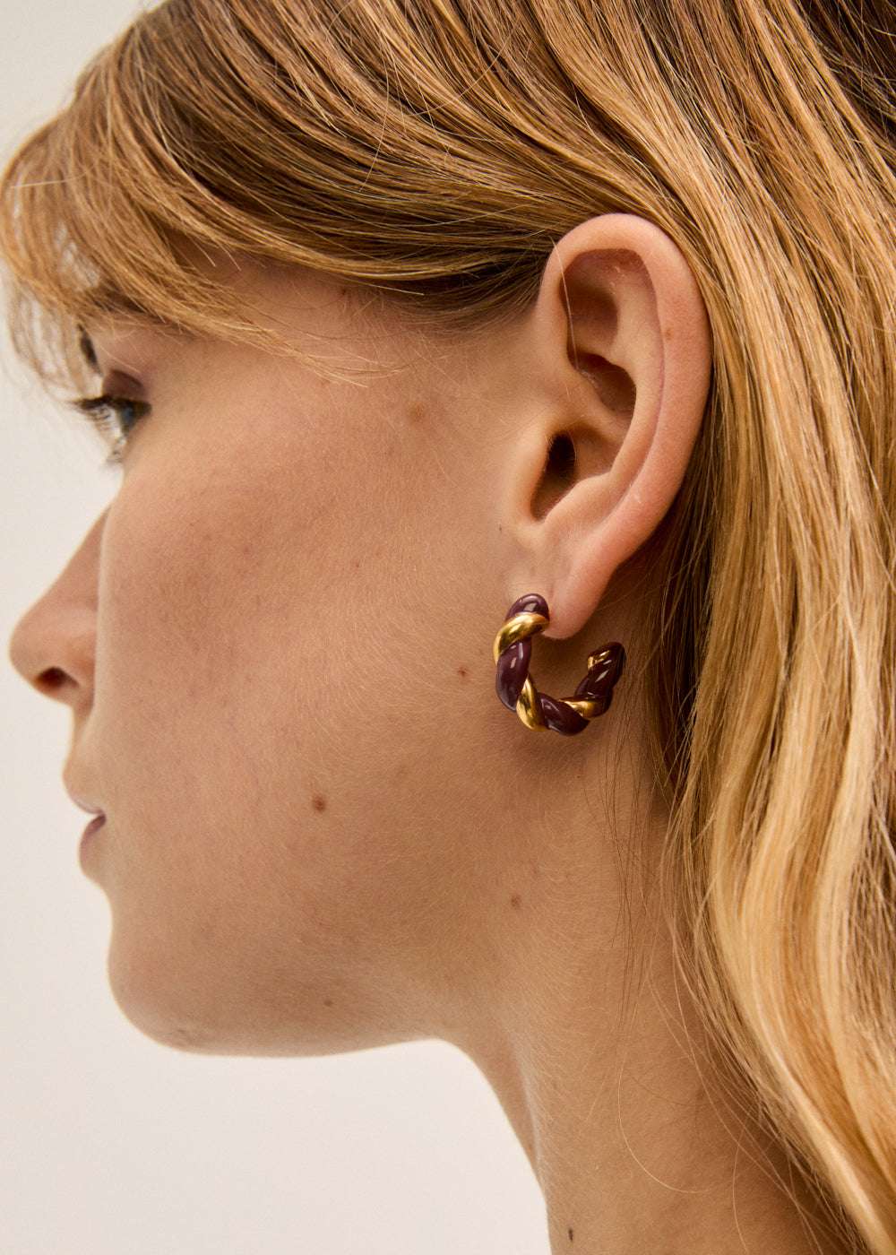 ORECCHINI LEAH CERCHIO ACC. INO. ORO/VINO NALÍ