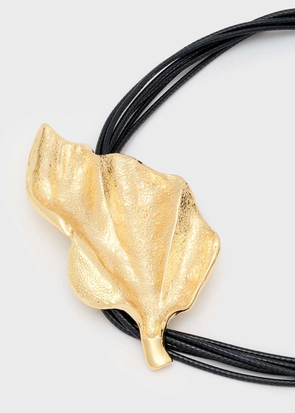 COLLANA MULTIFILO NERO+CIONDOLO FOGLIA ORO NALÍ