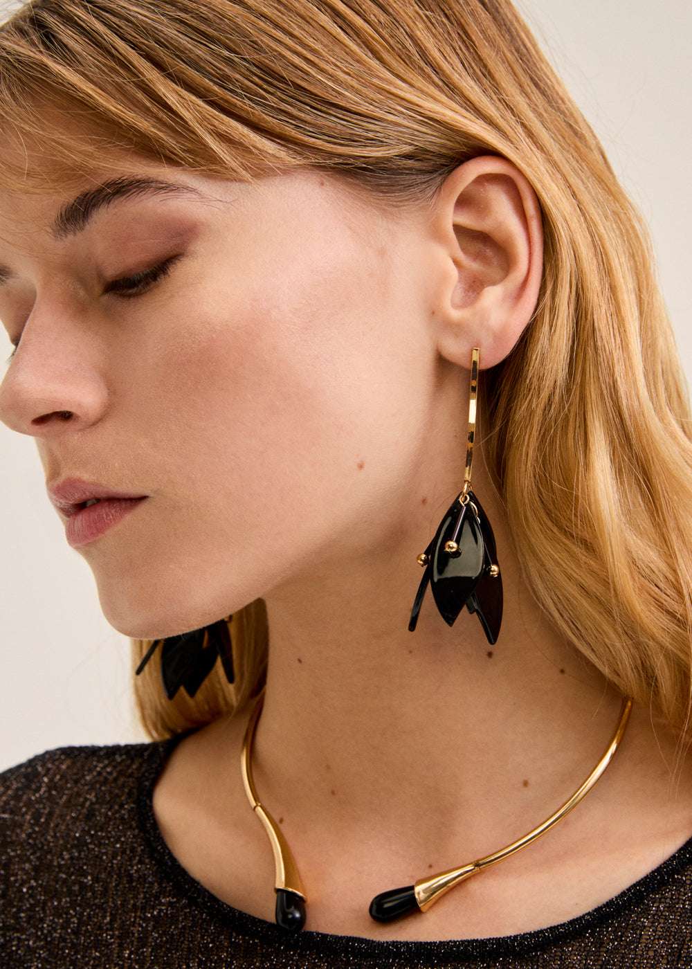 ORECCHINI PENDENTI FIORE RESINA ORO\NERO NALÍ