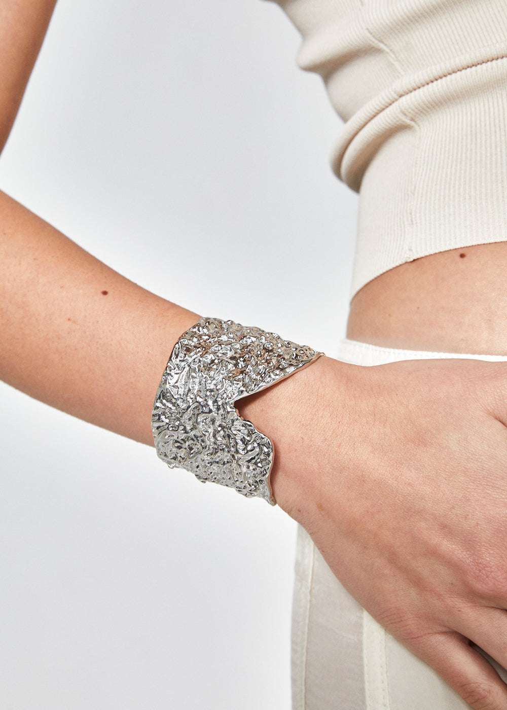 BRACCIALE VANA RIGIDO MARTELLATO ARGENTO NALÌ