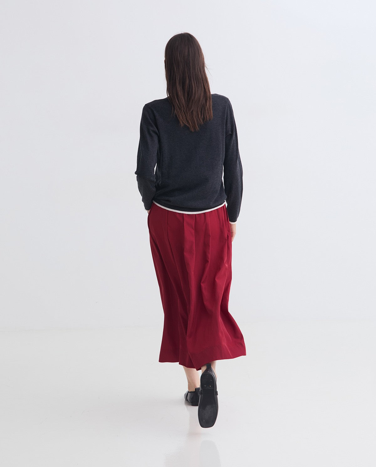 MAGLIONE ANTRACITE DETTAGLI A CONTRASTO YERSE