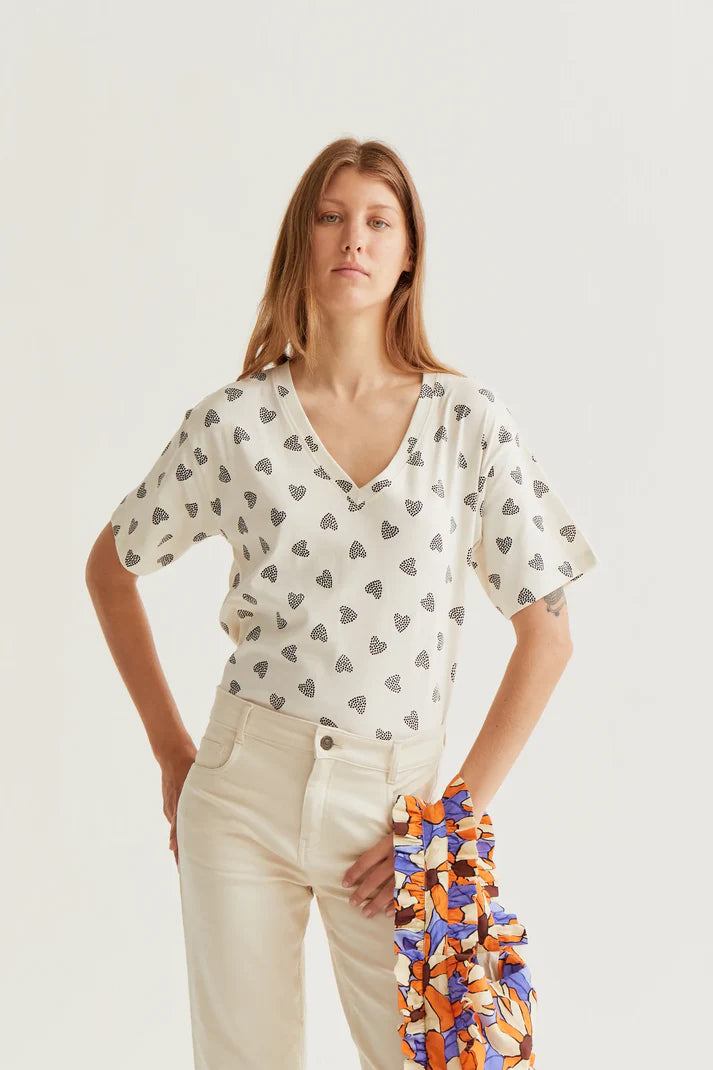T-SHIRT CON SCOLLA V STAMPA CUORI COMPANIA FANTASTICA