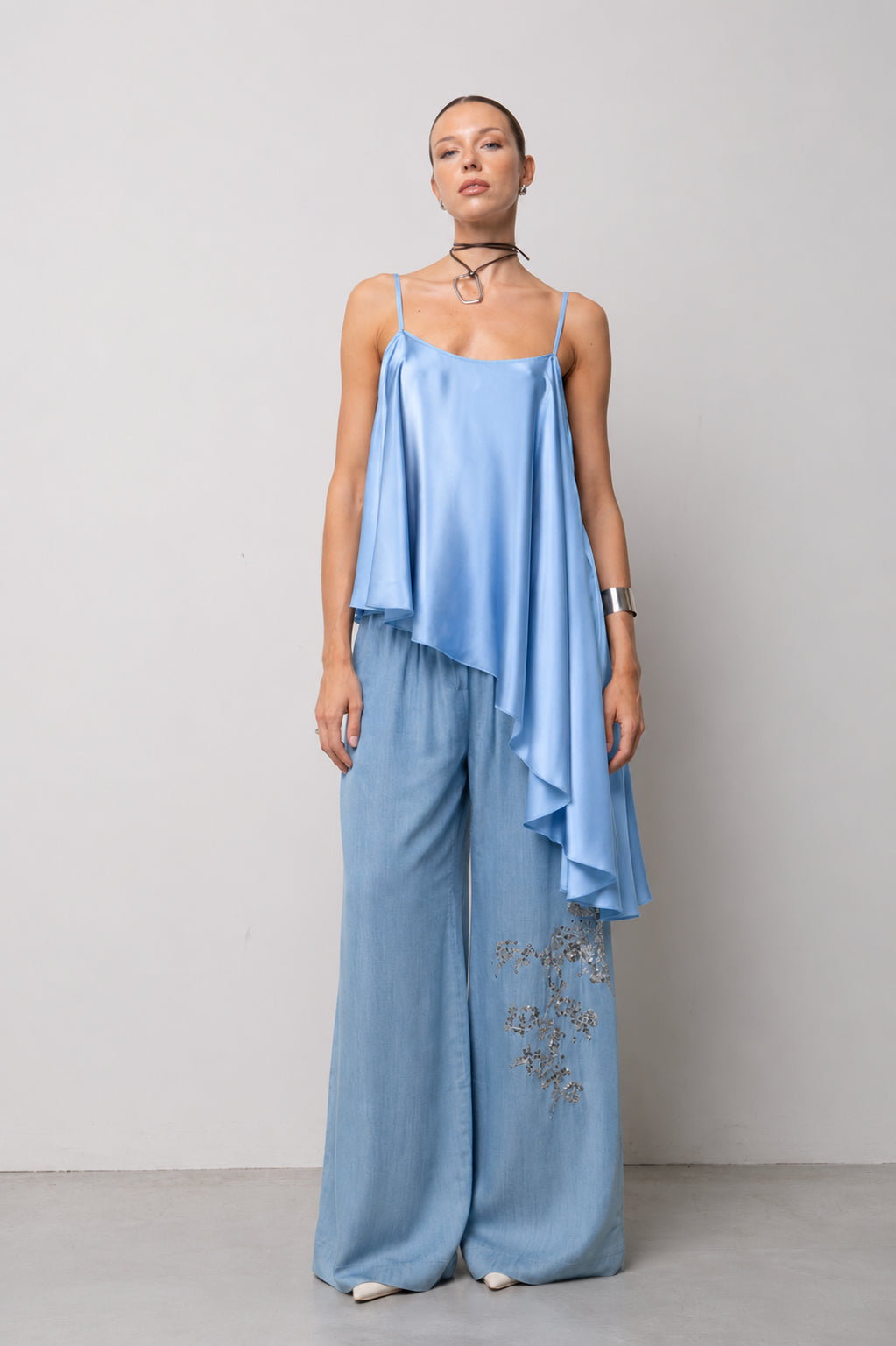 TOP ASIMMETRICO SPALLINO RASO CELESTE KAOS JEANS