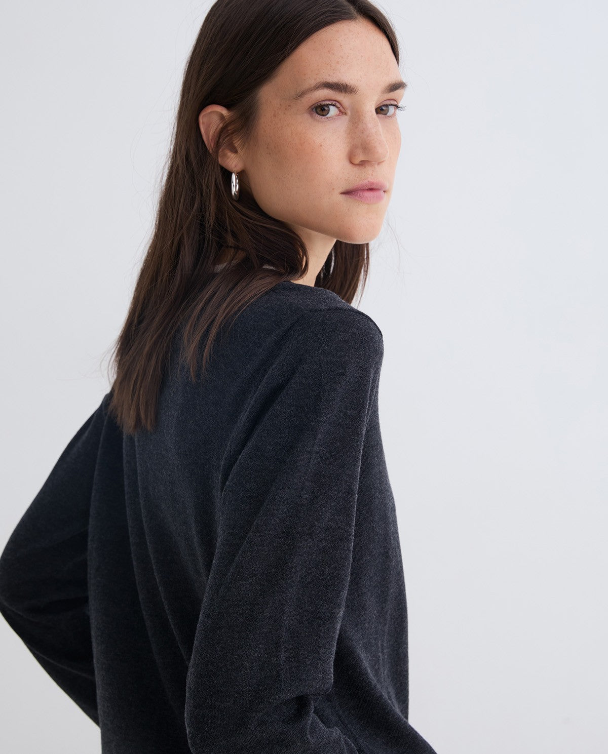 MAGLIONE ANTRACITE DETTAGLI A CONTRASTO YERSE