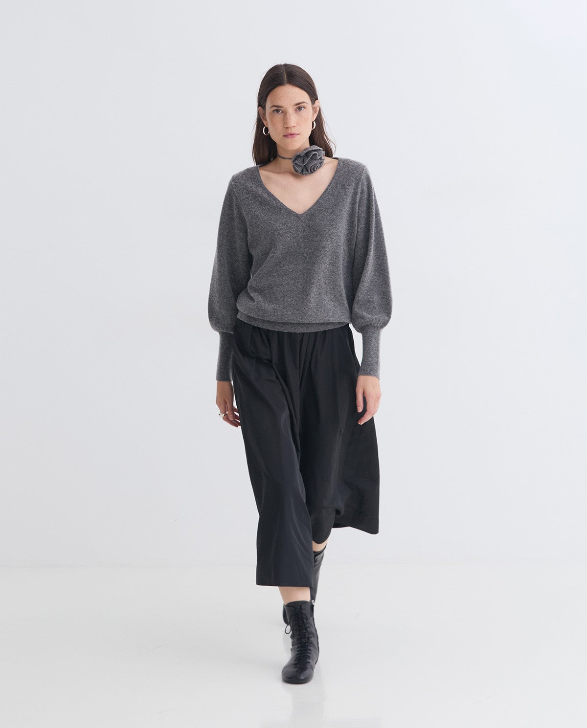 MAGLIONE IN MISTO LANA ANTRACITE CONACCENTI FLOREALI YERSE