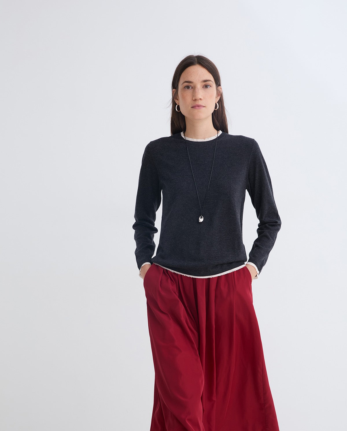 MAGLIONE ANTRACITE DETTAGLI A CONTRASTO YERSE