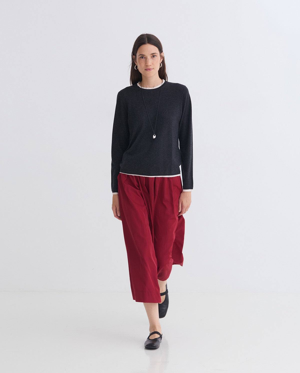 MAGLIONE ANTRACITE DETTAGLI A CONTRASTO YERSE