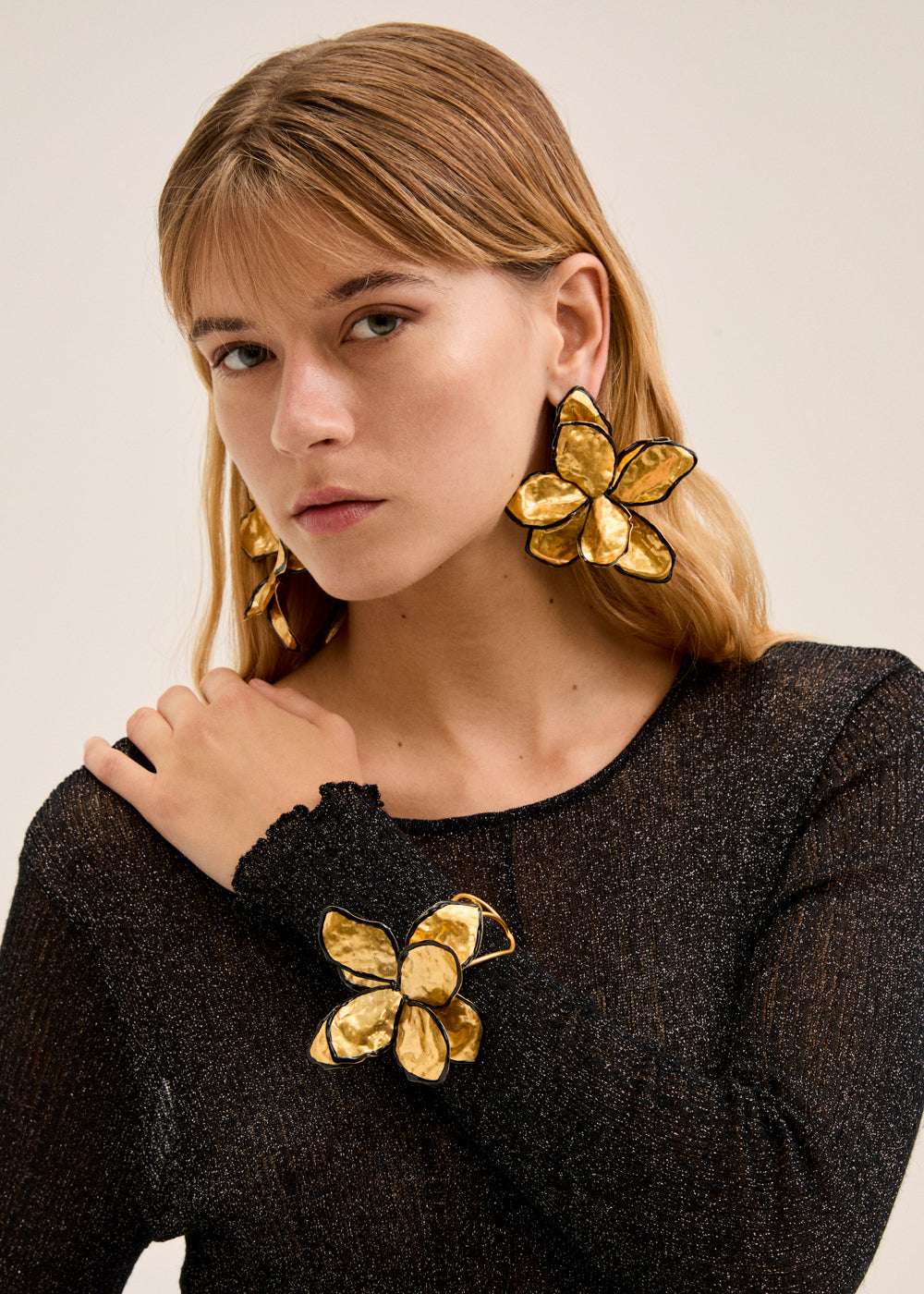 BRACCIALE FIORE CON SMALTO ORO\NERO NALÍ