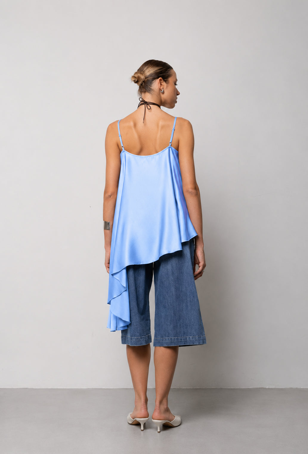 TOP ASIMMETRICO SPALLINO RASO CELESTE KAOS JEANS