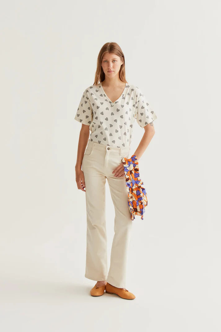 T-SHIRT CON SCOLLA V STAMPA CUORI COMPANIA FANTASTICA