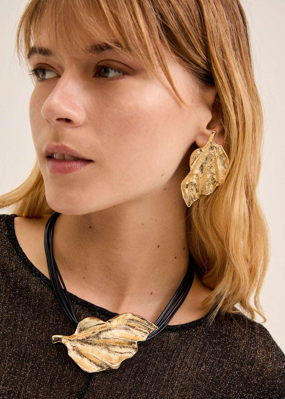 COLLANA MULTIFILO NERO+CIONDOLO FOGLIA ORO NALÍ