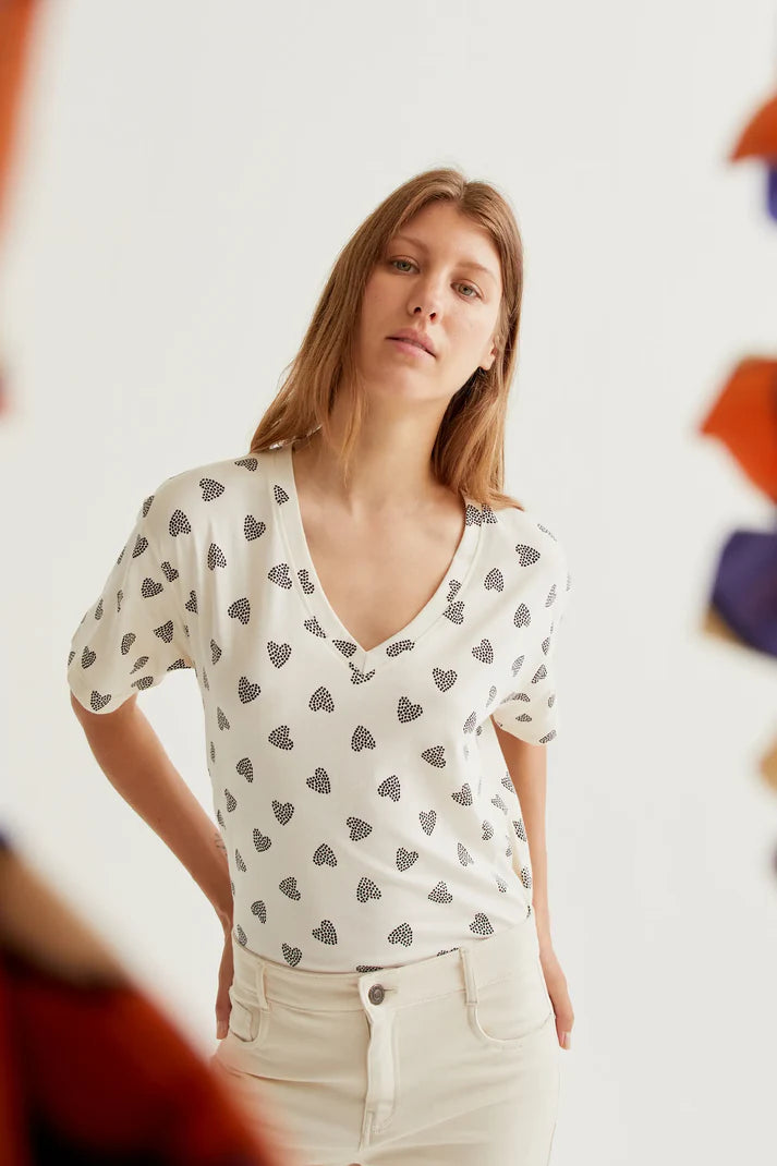 T-SHIRT CON SCOLLA V STAMPA CUORI COMPANIA FANTASTICA