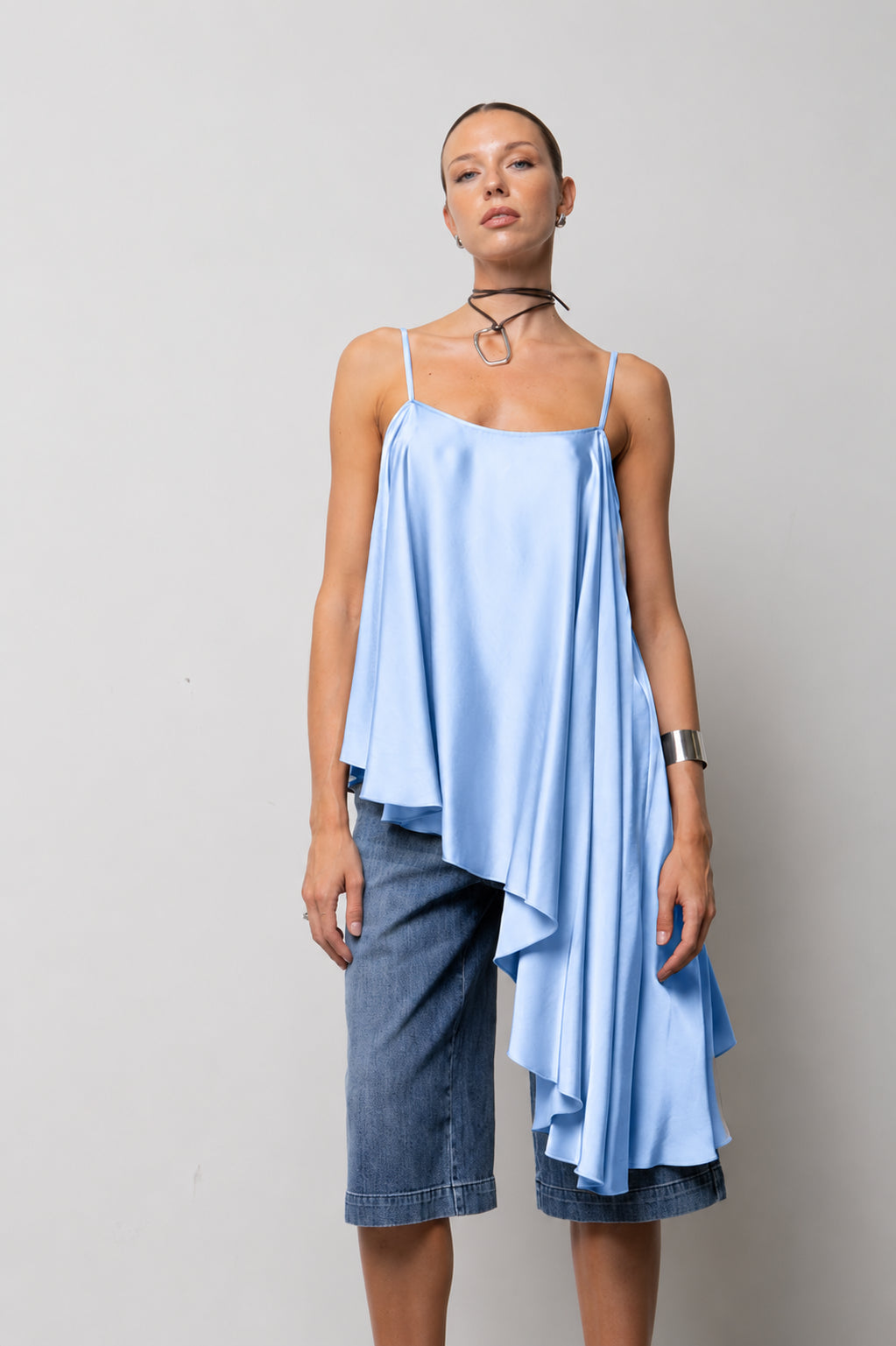 TOP ASIMMETRICO SPALLINO RASO CELESTE KAOS JEANS