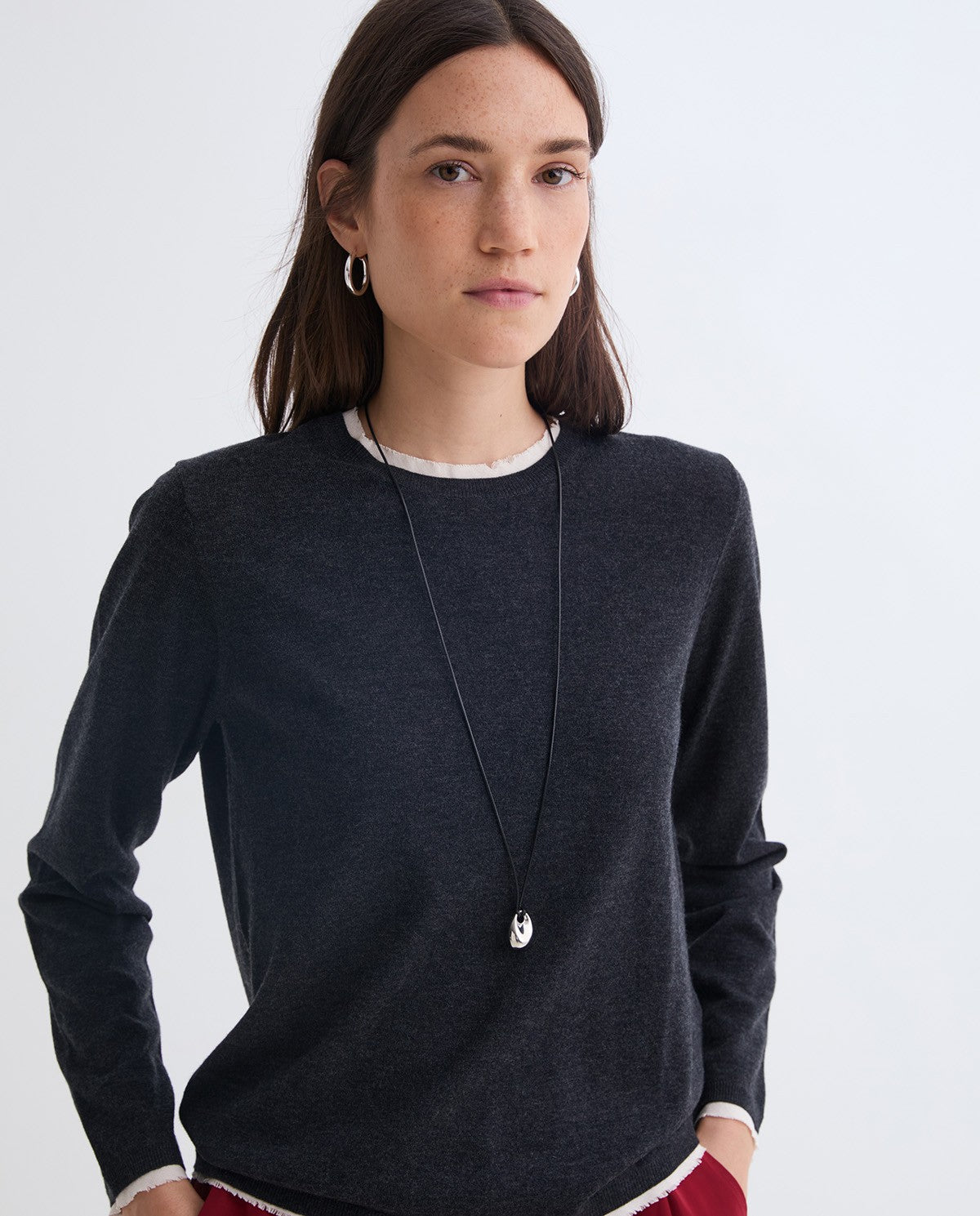 MAGLIONE ANTRACITE DETTAGLI A CONTRASTO YERSE