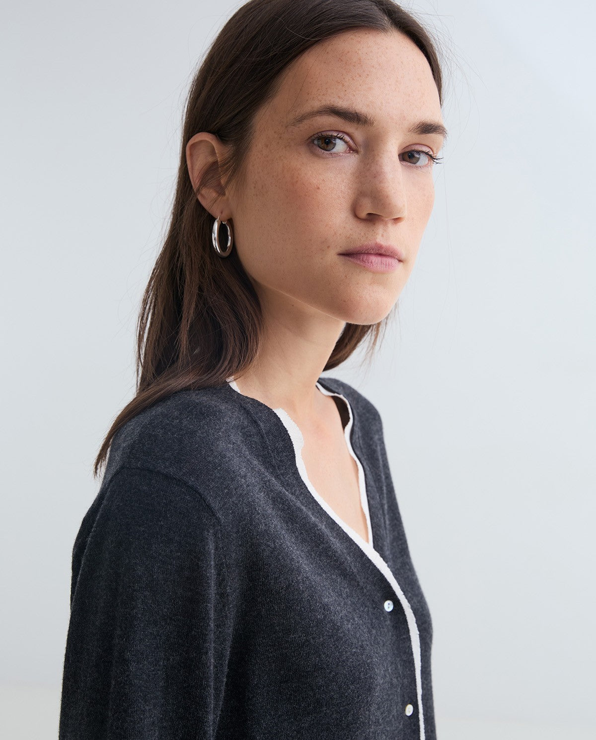 CARDIGAN ANTRACITE DETTAGLI A CONTRASTO YERSE