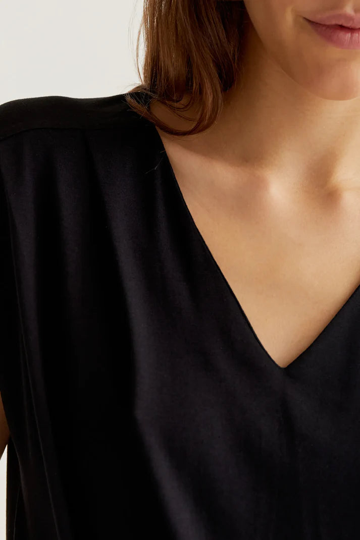 T-SHIRT SCOLLO A V NERO COMPANIA FANTASTICA