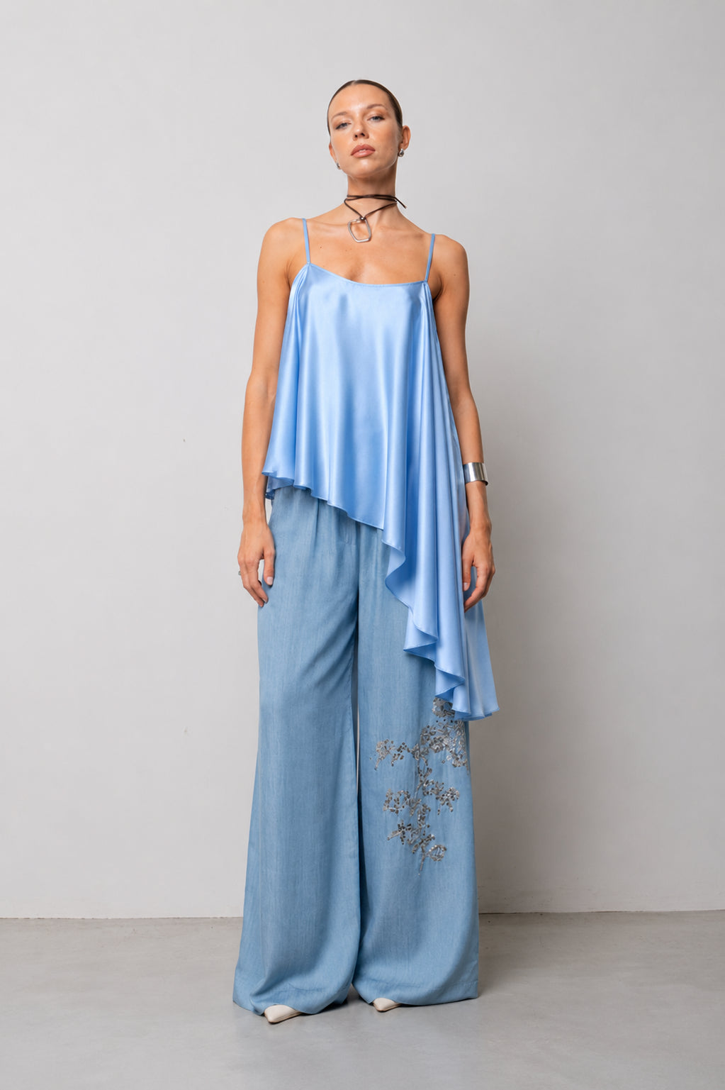 TOP ASIMMETRICO SPALLINO RASO CELESTE KAOS JEANS