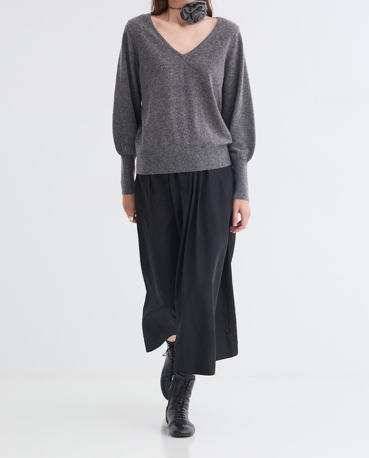 MAGLIONE IN MISTO LANA ANTRACITE CONACCENTI FLOREALI YERSE