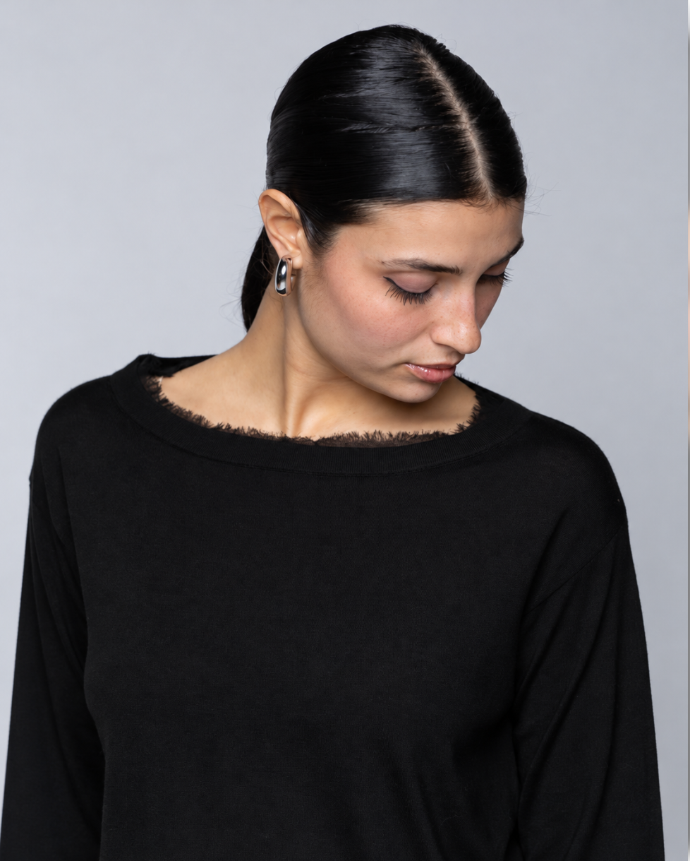 MAGLIA SCOLLO A BARCHETTA CON INSERTI GEORGETTE NERO KAOS