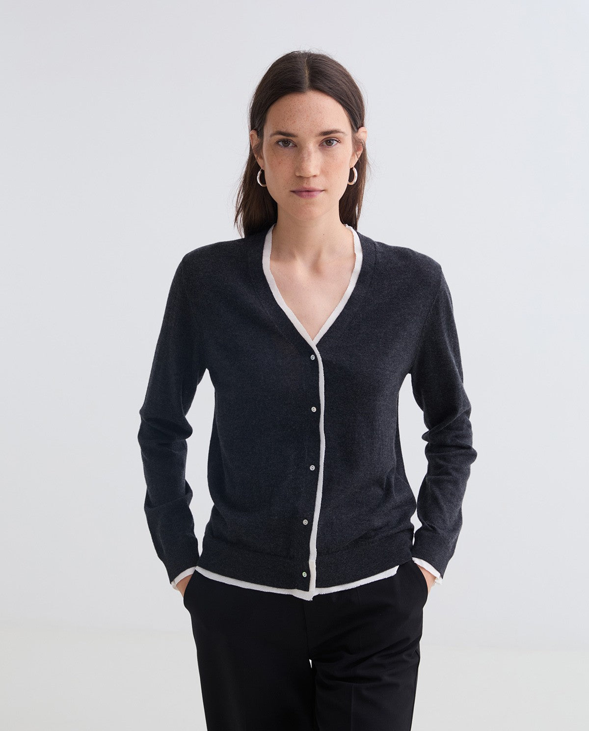 CARDIGAN ANTRACITE DETTAGLI A CONTRASTO YERSE