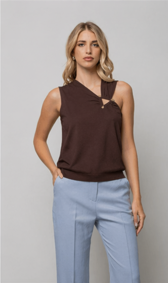 MAGLIA CON DETTAGLIO TRIANGOLO DI METALLO CIOCCOLATO KAOS
