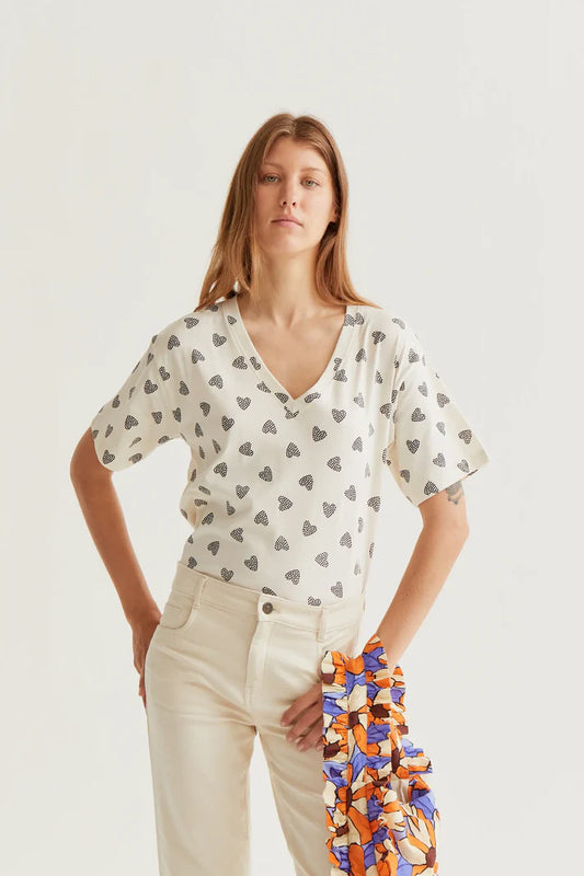 T-SHIRT CON SCOLLA V STAMPA CUORI COMPANIA FANTASTICA