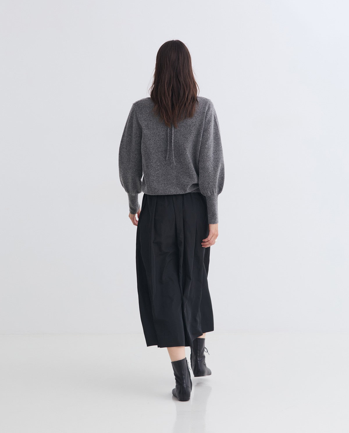 MAGLIONE IN MISTO LANA ANTRACITE CONACCENTI FLOREALI YERSE